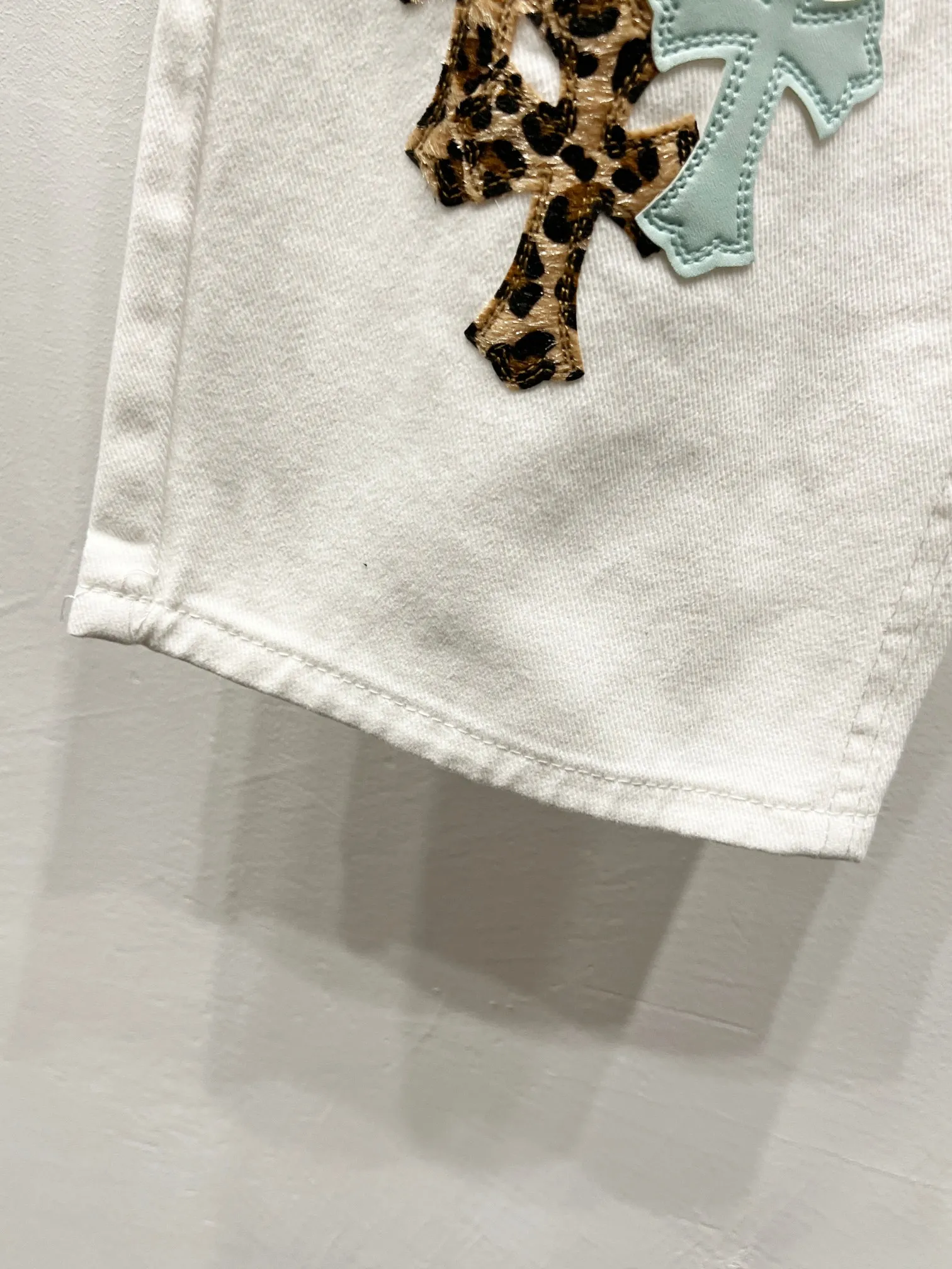 P260 Style No.: (c016) Croxin & 𝐂𝐡𝐫𝐨𝐦𝐞 𝐇𝐞𝐚𝐫𝐭 ss25 new ice blue leopard print cross patchwork leather jeans. Styles with different washed textures are very friendly to people with thin legs. The slightly flared version perfectly modifies the shape of the legs. The timeless and moderate length makes it easy to match and match. It is the basis for various styles and is a must-have in your wardrobe! The fabric is stiff but also makes the upper body soft without losing texture. The washing process is even more perfect. It is a must-have item for everyone! ! ! Washed wheat, tag, pants label, three labels complete Color: white Size: 28-30-32-34